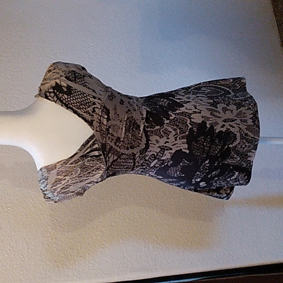 Daytrip size small floral lace pattern top beige and black - Picture 3 of 3